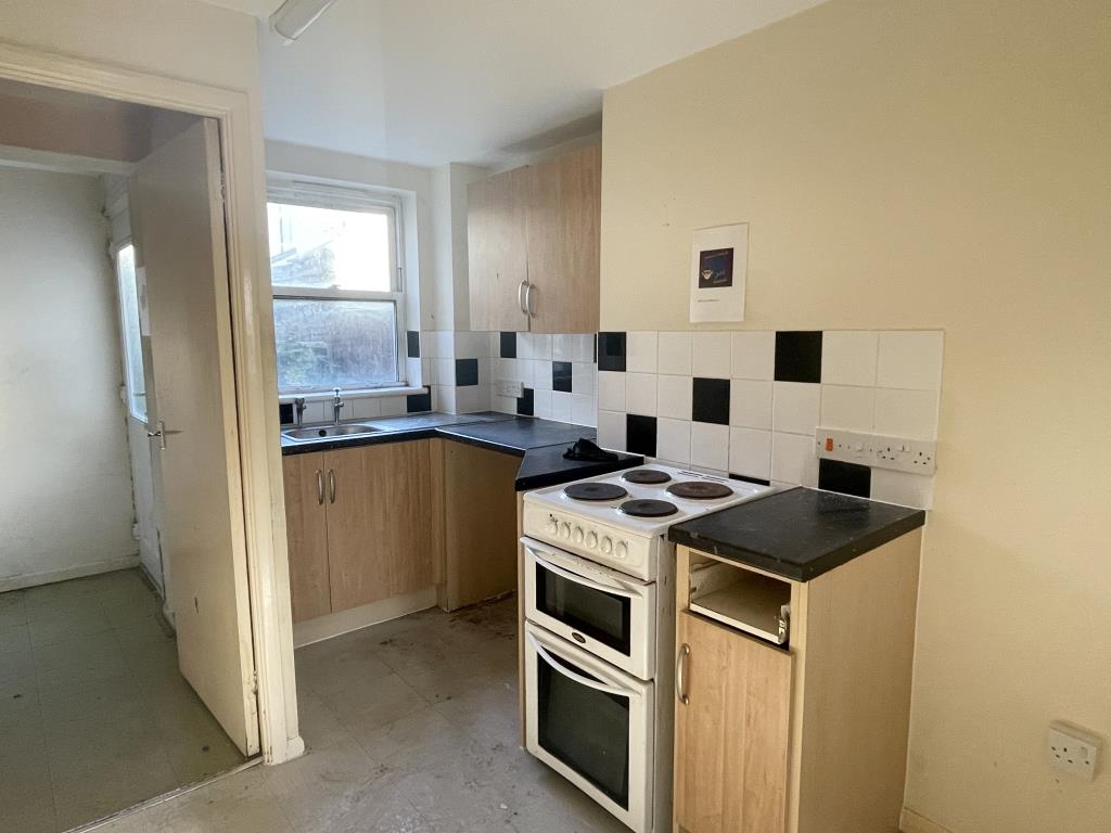 Lot: 148 - TOWN CENTRE HOUSE IN NEED OF IMPROVEMENT - Kitchen of house in need of improvement